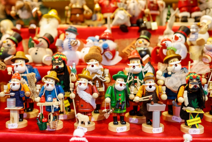 クリスマスマーケットの木工人形