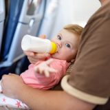 バシネットとは？赤ちゃん連れの飛行機の必需品。その利用方法などを紹介