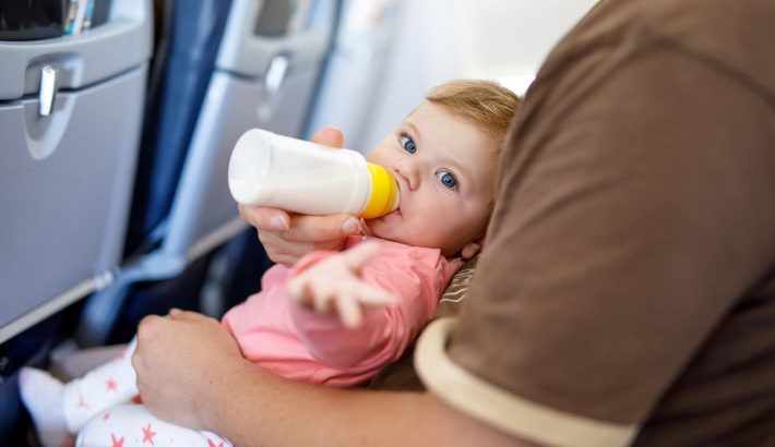 バシネットとは？赤ちゃん連れの飛行機の必需品。その利用方法などを紹介