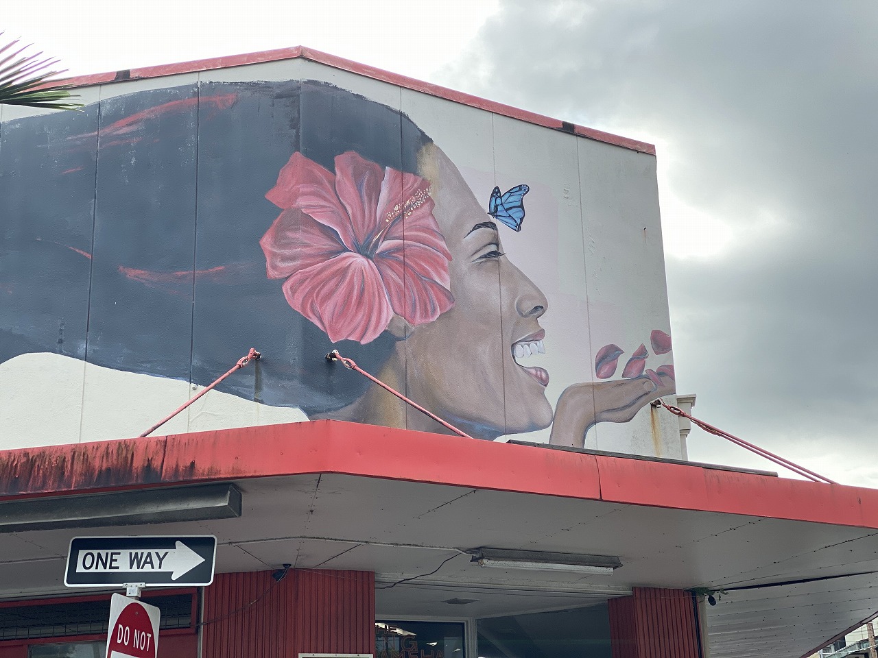 ヒロの街にある女性の壁画