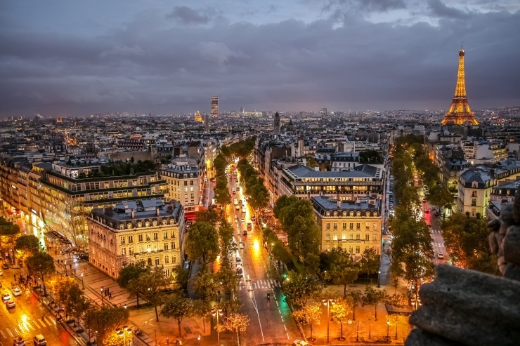 エッフェル塔が見えるパリの夜景