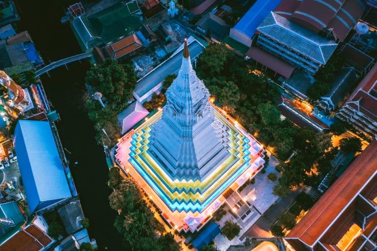 5階建ての白い大仏塔