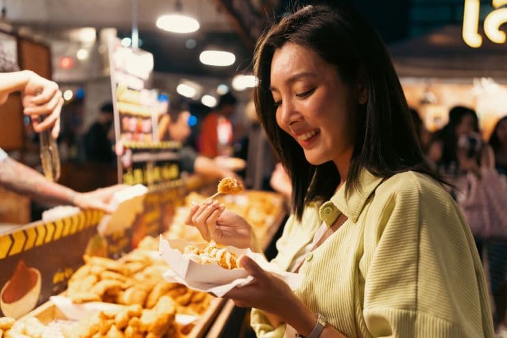 バンコクのナイトマーケットで食べ歩きを楽しんでいる様子