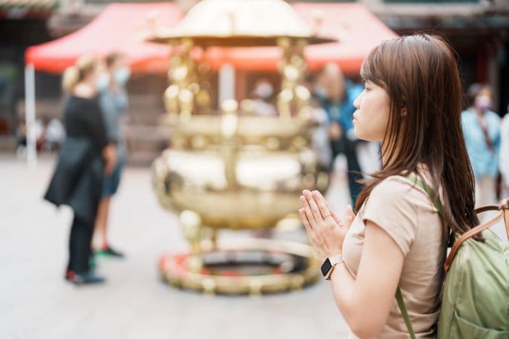 龍山寺を参拝する様子