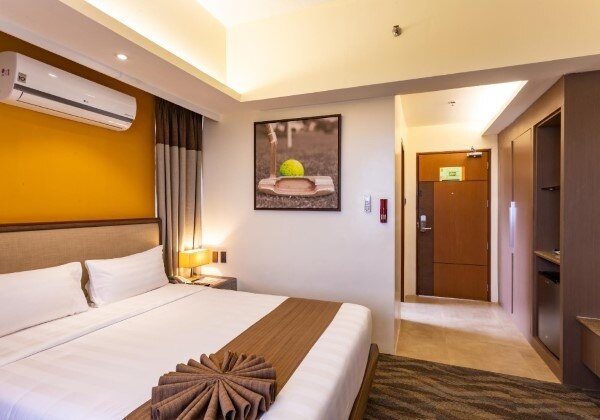 Deluxe Queen Lake View