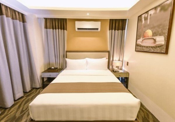 Deluxe Queen Lake View