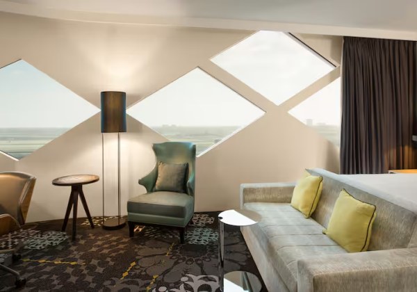 King Deluxe Corner Room with Airport V