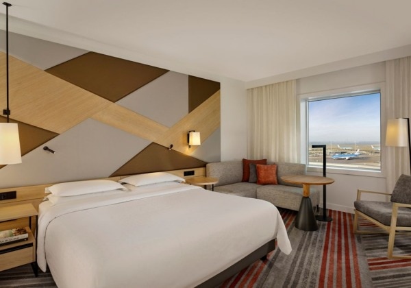 Deluxe Guest Room 1 King Airport View