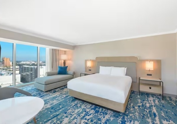 1 King Bed Themepark/ Pool-view