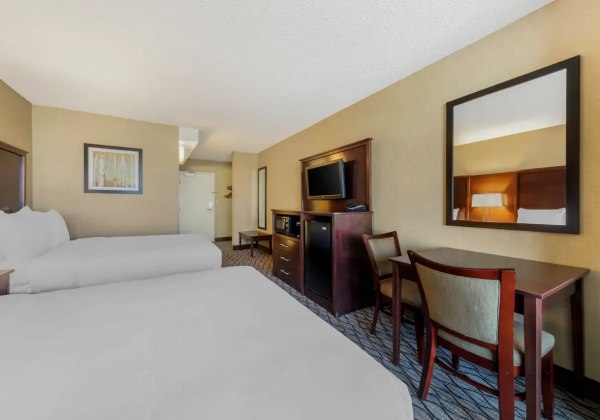 2 Double Beds 1 Room Suite