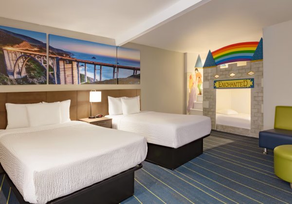 2 Queen Beds and Bunk Bed Studio Suite