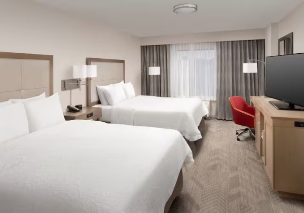 2 Qns Shower only W/fridge-microwv