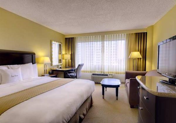 1KING BED CORNER ROOM - NONSMOKING