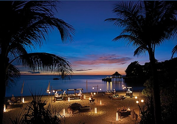 Theme buffet nights at Punta Bunga beach