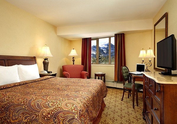 DELUXE KING ROOM WITH MOUNTAIN VIEW