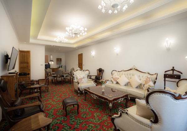 Royal Suite with 02 DBL Apartments