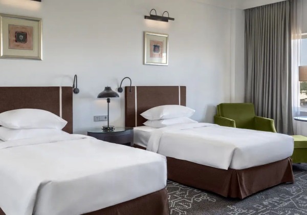 2 Twin Beds With View