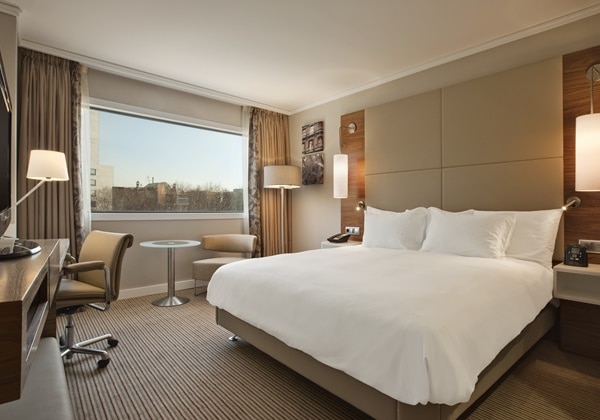 KING HILTON GUEST ROOM