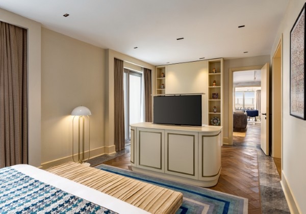 1 King Bed, Executive Ambassador Suite,