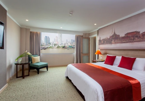 1 King Bed River View Royal Thai Suite