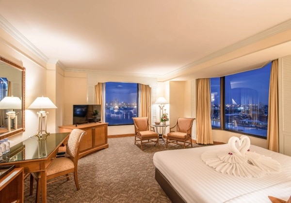 Deluxe Corner River View