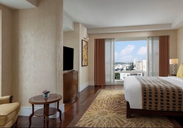 Club Lounge Access, Crown Suite