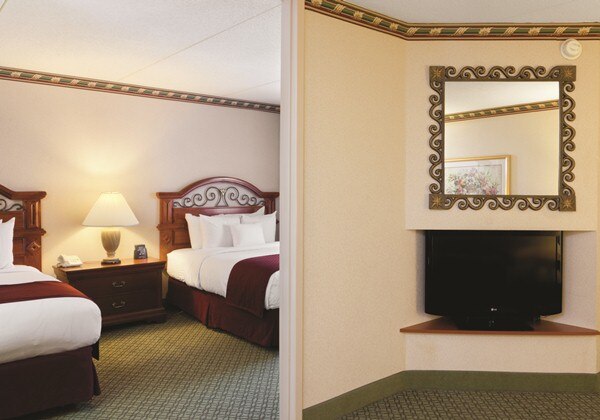 2DOUBLE BEDS 2ROOM SUITE SOFABED/NONSMOK