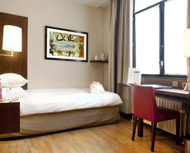 SINGLE HILTON GUEST ROOM