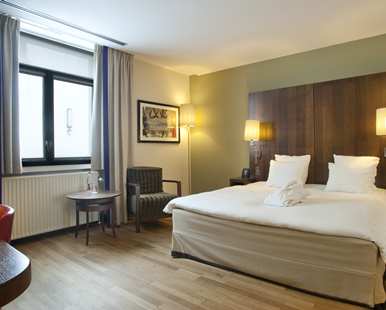 KING HILTON GUEST ROOM