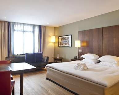 KING HILTON DELUXE ROOM