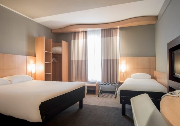 Room With 1 Double Bed & 1 Single Bed