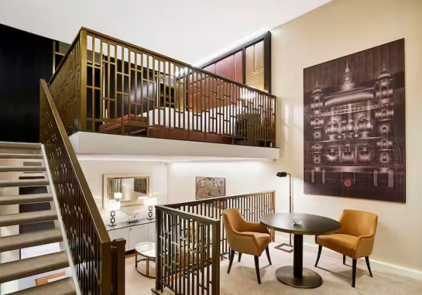 King Loft Suite with Street View / Multi