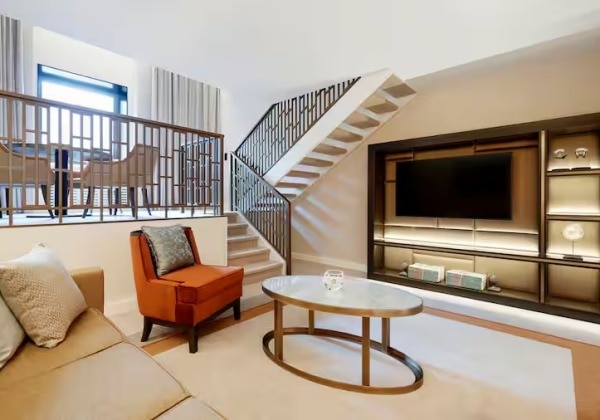 King Loft Suite with Street View / Multi