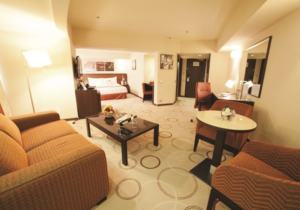 1 KING JUNIOR SUITE WITH SITTING AREA