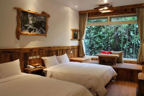 Luxurious Family Room/ forest view