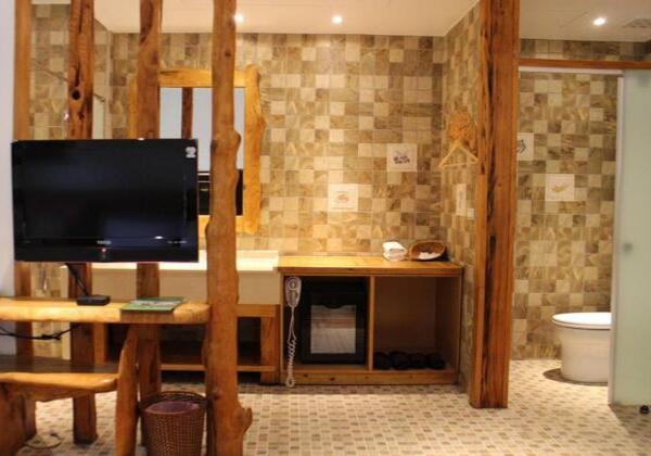 Luxurious Family Room/ forest view