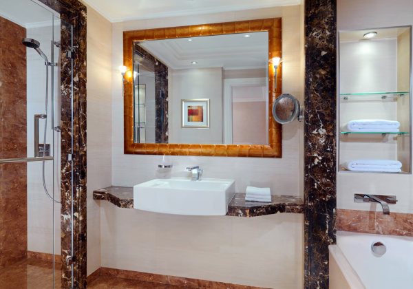 Deluxe Bathroom
