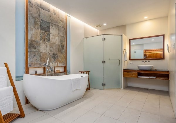 Premier Deluxe Bathroom