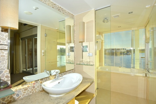 Lakeside Suite Bathroom