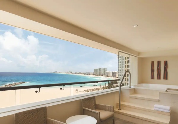 Club Ocean Front Corner Suite