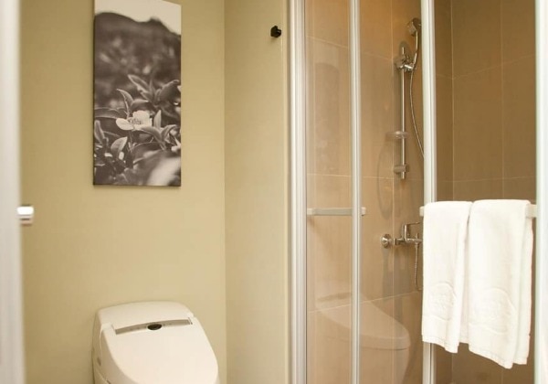 Standard Quad Bathroom