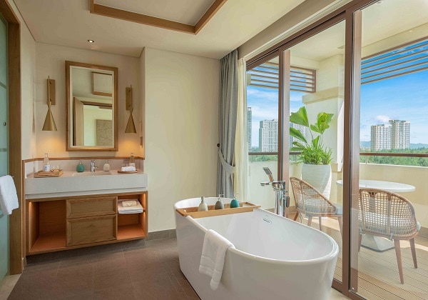 02 Bedroom Corner Suite