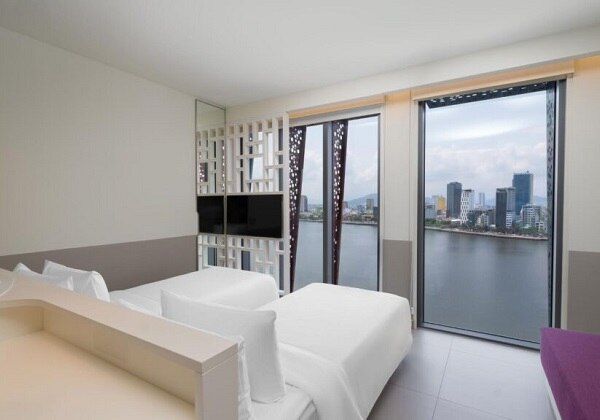 2 Twin Beds River View