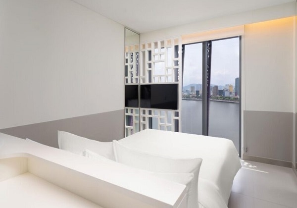 1 Queen Bed River View