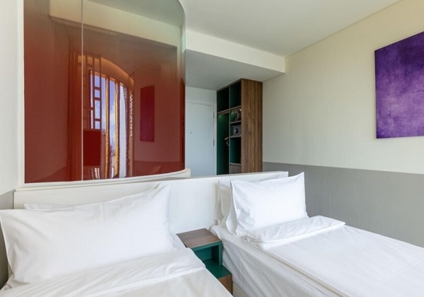 2 Twin Beds City View