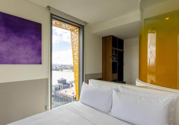 1 Queen Bed River View Corner