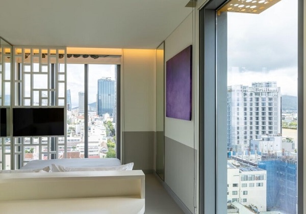 1 Queen Bed River View Corner