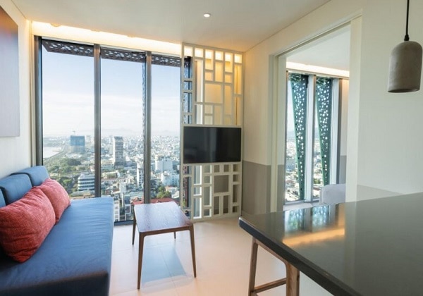 1 King Bed Suite City View