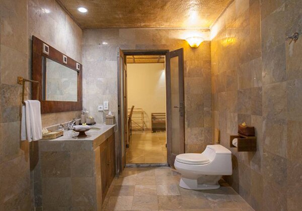 Lanai Room Bathroom