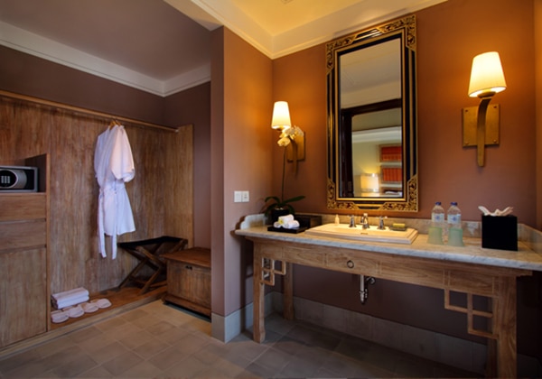 Deluxe Suite Bathroom